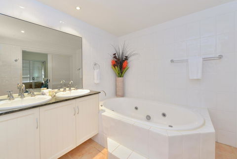 Cayman Villas Port Douglas - Accommodation VIC 24