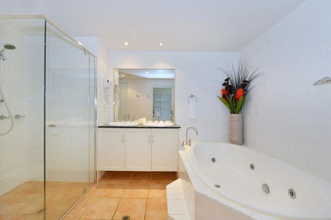 Cayman Villas Port Douglas - Accommodation VIC 23