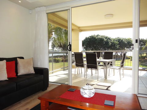 Waterfront Resort Villa With Buggy - Accommodation VIC 20