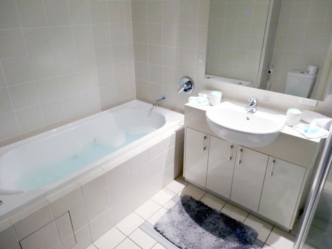 Waterfront Resort Villa With Buggy - Accommodation VIC 10