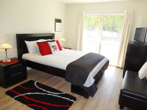 Waterfront Resort Villa With Buggy - Accommodation VIC 9