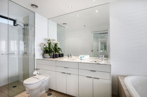 Ultra Broadbeach - Accommodation VIC 14