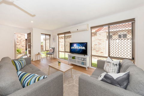 Waterfront Theme Park Getaway - Accommodation VIC 1