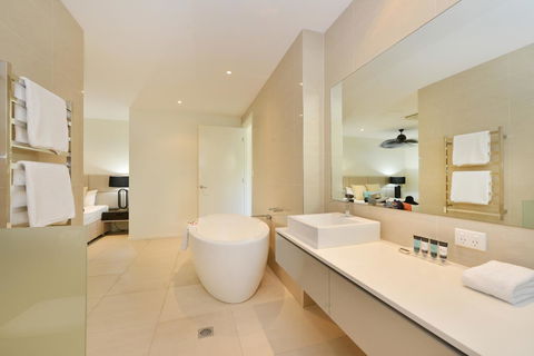 Club Tropical Resort - Official Onsite Reception & Check In - Accommodation VIC 8