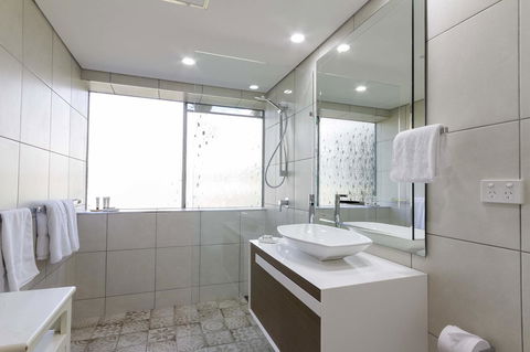 Club Tropical Resort - Official Onsite Reception & Check In - Accommodation VIC 25