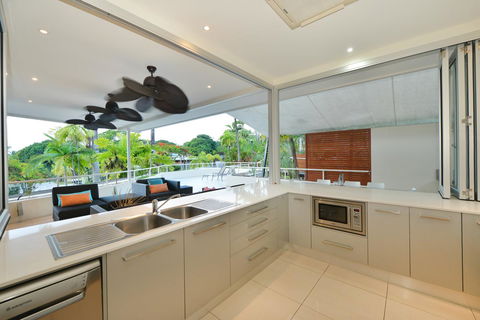 Club Tropical Resort - Official Onsite Reception & Check In - Accommodation VIC 37