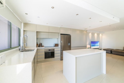 The Meriton Apartments On Main Beach - Accommodation VIC 9