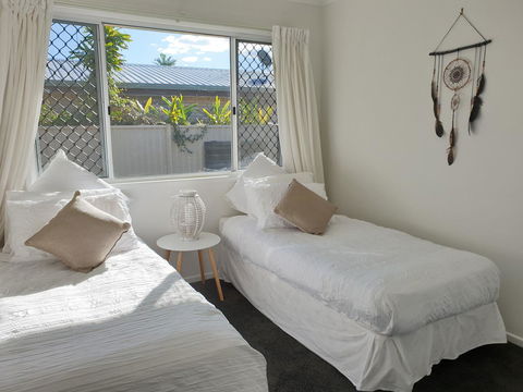 Beautiful Home- Walk To Beach-Short Drive To Noosa - Accommodation VIC 5