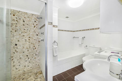 Beachcomber Holiday Apartment - Accommodation VIC 11