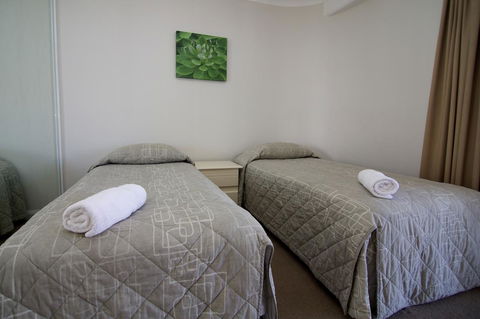 Surfers Mayfair - Accommodation VIC 9
