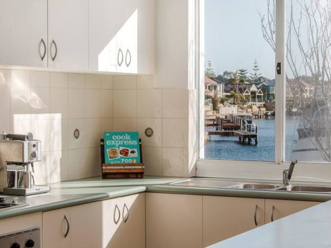 Waters Edge Apartment With Jetty - Accommodation VIC 3