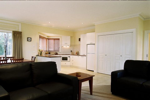 Waverley House Cottages - Accommodation VIC 2