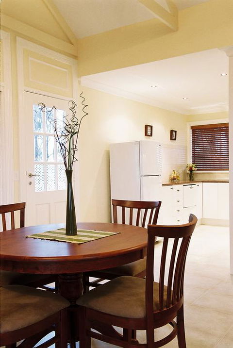 Waverley House Cottages - Accommodation VIC 3