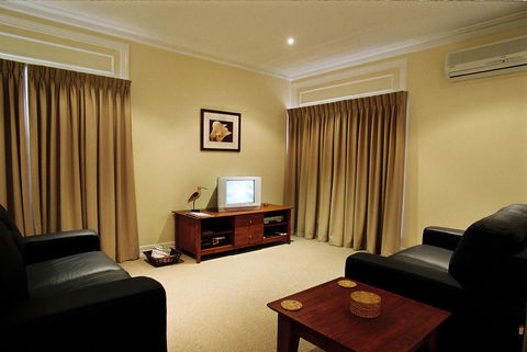 Waverley House Cottages - Accommodation VIC 1