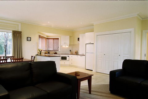 Waverley House Cottages - Accommodation VIC 2