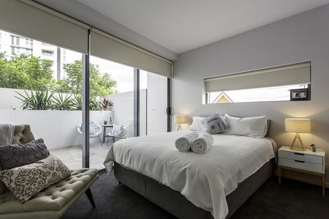 Well-Appointed 3 Bedroom, 2 Bath, Parking & Pool - Accommodation VIC 3