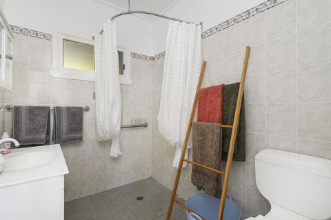 Whitecaps, 26 East Street - Accommodation VIC 3