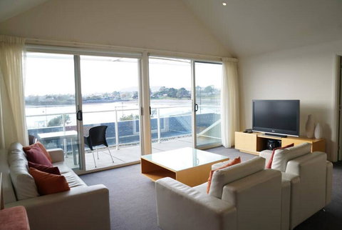York Cove Holiday Hotel - Accommodation VIC 2