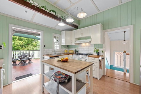 A Colourful Life 4Bed-2Bath-1Car - Queenslander - Accommodation VIC 0