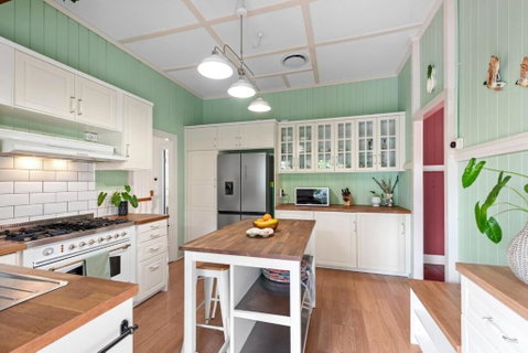 A Colourful Life 4Bed-2Bath-1Car - Queenslander - Accommodation VIC 2