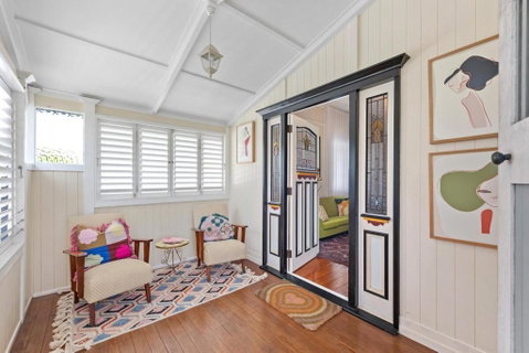A Colourful Life 4Bed-2Bath-1Car - Queenslander - Accommodation VIC 3