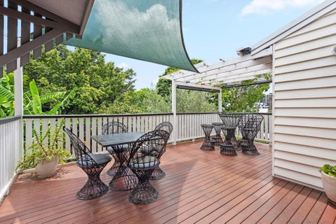 A Colourful Life 4Bed-2Bath-1Car - Queenslander - Accommodation VIC 1