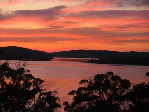 A LAKEHOUSE ESCAPE - A Waterfront Reserve On Shores Of Lake Macquarie - Accommodation VIC 0