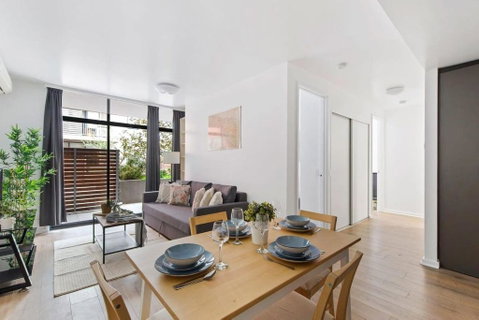 A Spacious 2BR Apt With A Courtyard & FREE Parking - Accommodation VIC 0