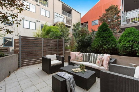 A Spacious 2BR Apt With A Courtyard & FREE Parking - Accommodation VIC 2