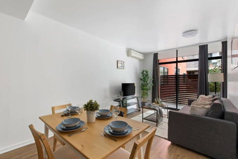 A Spacious 2BR Apt With A Courtyard & FREE Parking - Accommodation VIC 4