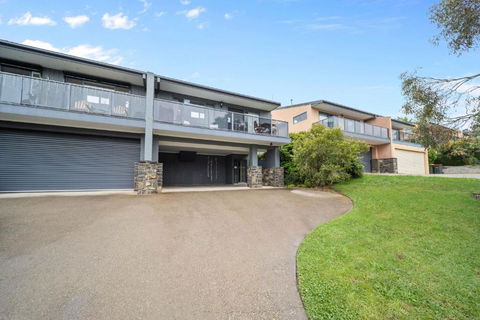 Acacia 2 - Modern 3BR Townhouse L Bath L WiFi L BBQ L Foxtel - Accommodation VIC 1