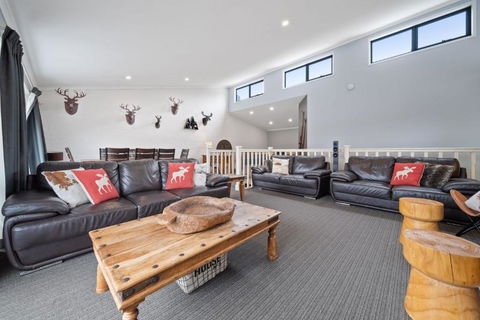 Acacia 2 - Modern 3BR Townhouse L Bath L WiFi L BBQ L Foxtel - Accommodation VIC 2