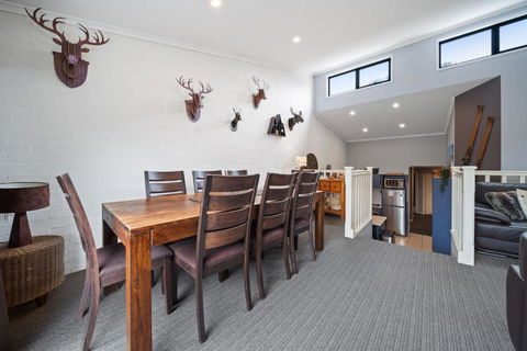 Acacia 2 - Modern 3BR Townhouse L Bath L WiFi L BBQ L Foxtel - Accommodation VIC 4