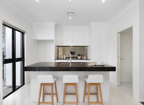 Adorable 3 Br Townhouse With Wifi & Parking - Accommodation VIC 4