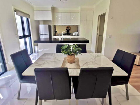 Adorable 3 Br Townhouse With Wifi & Parking - Accommodation VIC 2