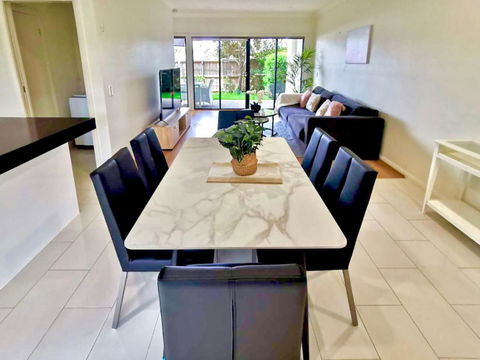 Adorable 3 Br Townhouse With Wifi & Parking - Accommodation VIC 3