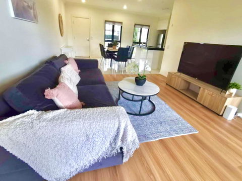 Adorable 3 Br Townhouse With Wifi & Parking - Accommodation VIC 1