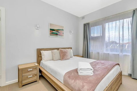 Adventure Awaits - Footsteps From West Beach - Accommodation VIC 3