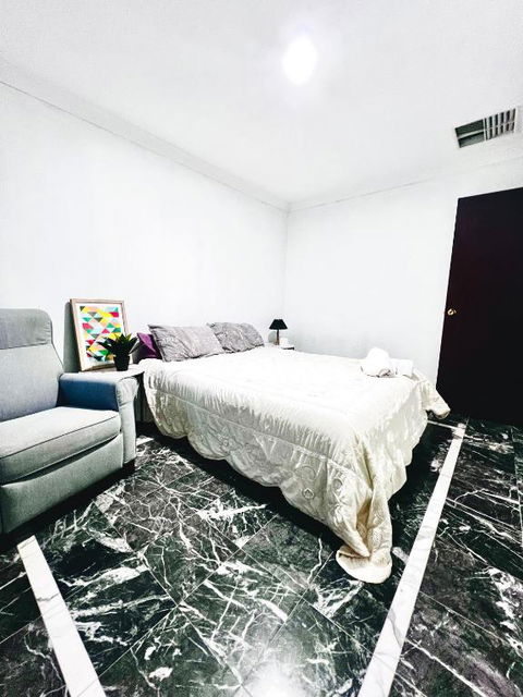 Affordable Beautiful Queen Bedroom Near City Swan River Fremantle University - Accommodation VIC 1