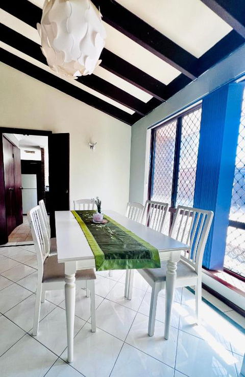 Affordable Beautiful Queen Bedroom Near City Swan River Fremantle University - Accommodation VIC 3