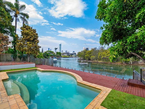 Amazing Broadwater City View Holiday Home With Pool - Accommodation VIC 1