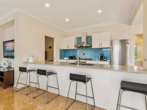 Amazing Broadwater City View Holiday Home With Pool - Accommodation VIC 3
