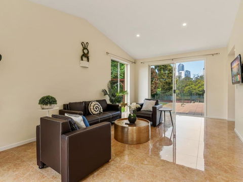 Amazing Broadwater City View Holiday Home With Pool - Accommodation VIC 4