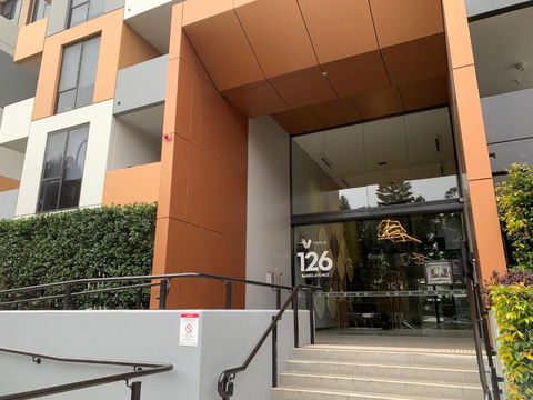 Amazing 1 Bedroom Apt With Large Living & Extra Sleeping Space -up To 5 Ppl Plus Gym Jacuzzi Spa Pool Sauna And Garden With BBQ - Accommodation VIC 3