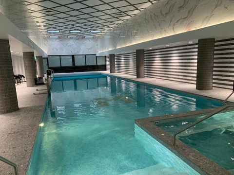 Amazing 1 Bedroom Apt With Large Living & Extra Sleeping Space -up To 5 Ppl Plus Gym Jacuzzi Spa Pool Sauna And Garden With BBQ - Accommodation VIC 2