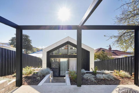 Architectural Brilliance - Sandy Bay - Accommodation VIC 2