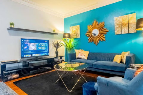 Art Deco Retreat, Shops & Cafes, Public Street Parking - Accommodation VIC 1