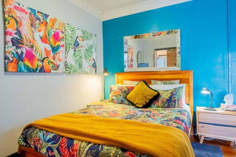 Art Deco Retreat, Shops & Cafes, Public Street Parking - Accommodation VIC 4