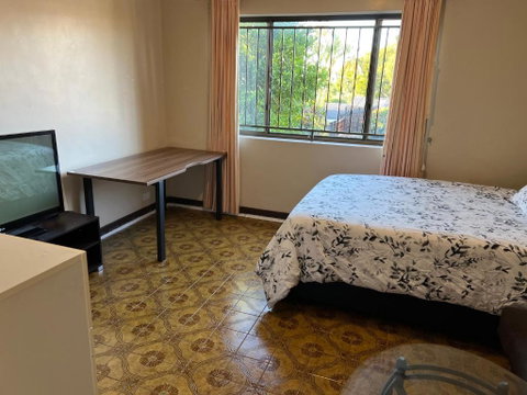 Aspley Bedroom & Share Bathroom With Other Guests - Accommodation VIC 2