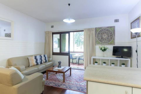B2 Crawley Apartment 1 BRM & Sleepout Near UWA - Accommodation VIC 3